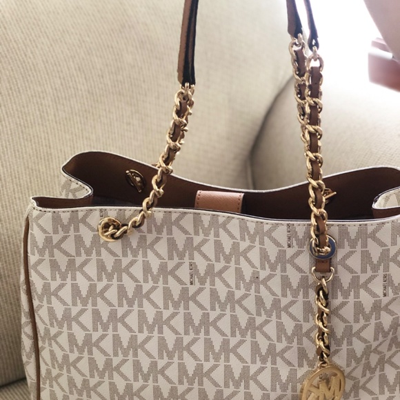 MK Large Tote - Picture 2 of 8